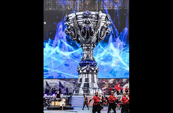 赛后群访AKi：今天队伍发挥的不是特别好吧，因为过程太坎坷了